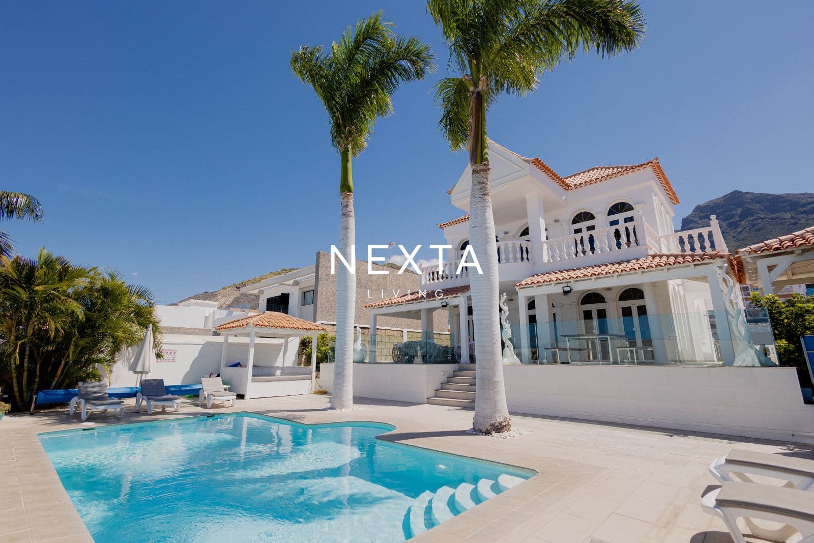 Private villa with heated pool and sea views in El Madroñal