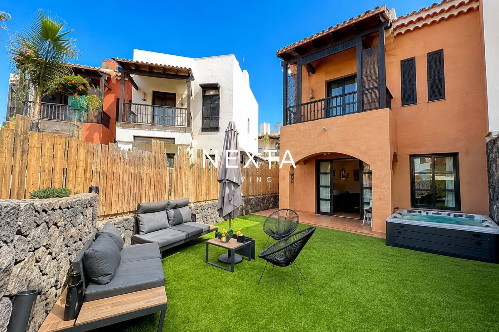 ¡Townhouse villa with private jacuzzi and heated pool In Golf del Sur!